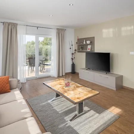 Viktoria Near Porec For 6 People With Play & Private Pool Vila *