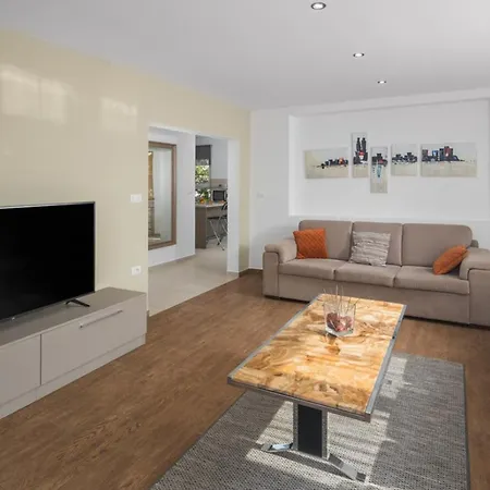 Vila Viktoria Near Porec For 6 People With Play & Private Pool Kastelir