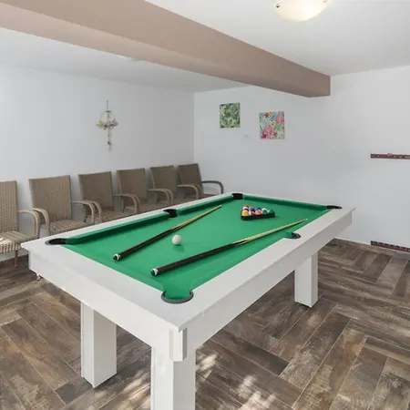 Viktoria Near Porec For 6 People With Play & Private Pool * Kaštelir